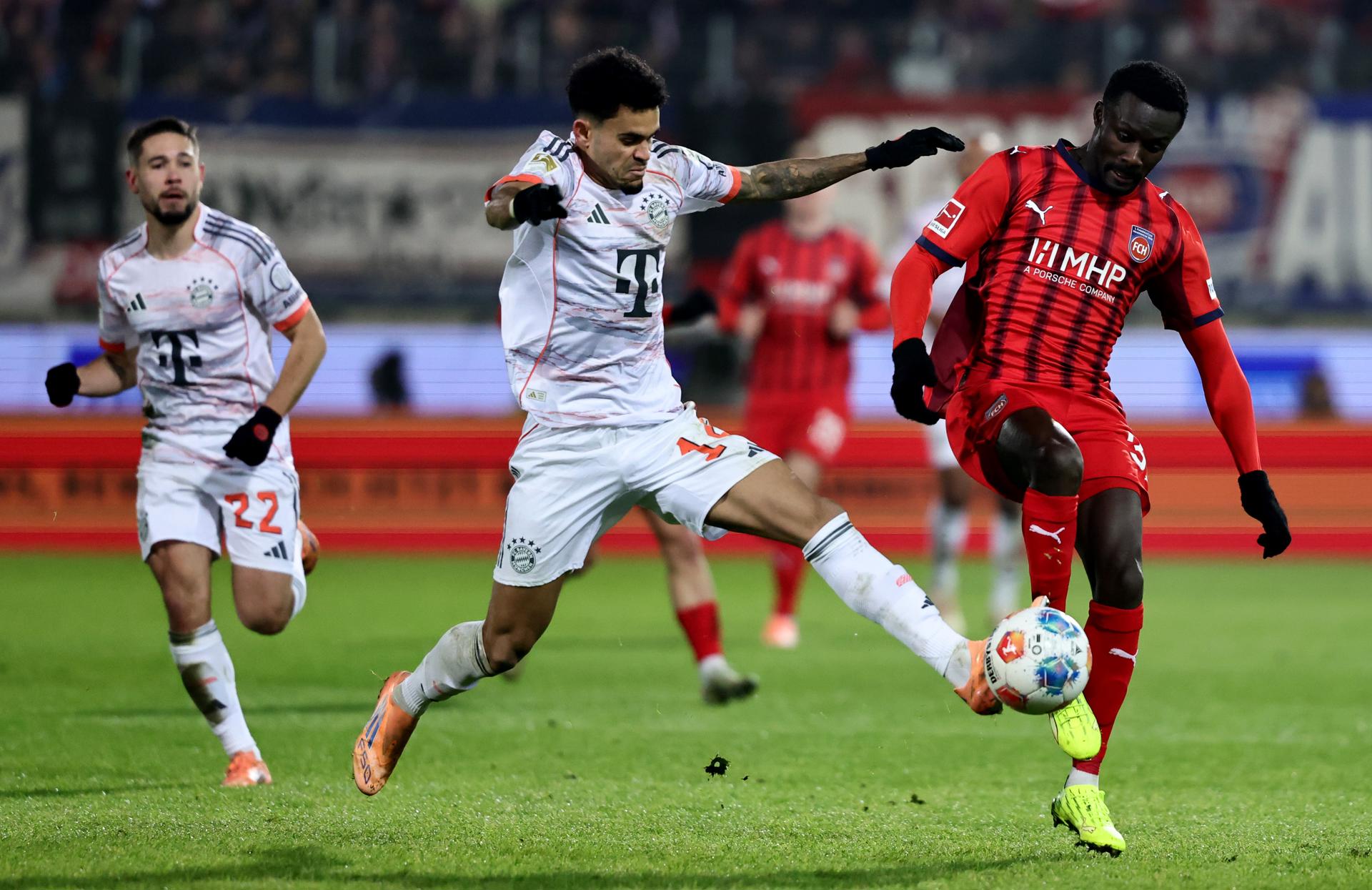HEIDENHEIM (Germany), 21/12/2025.- Sirlord Conteh of Heidenheim (R) and Luis Diaz of Bayern Munich (L) in action during the German Bundesliga soccer match between 1. FC Heidenheim and FC Bayern Munich in Heidenheim, Germany, 21 December 2025. (Alemania) EFE/EPA/RONALD WITTEK CONDITIONS - ATTENTION: The DFL regulations prohibit any use of photographs as image sequences and/or quasi-video.