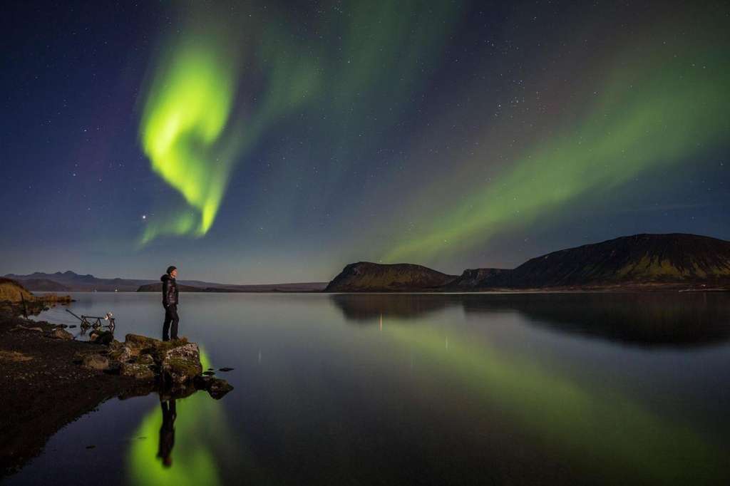 La vista nocturna de las auroras boreales es uno de los principales atractivos turísticos de Islandia, el país más seguro para viajar en 2025.
