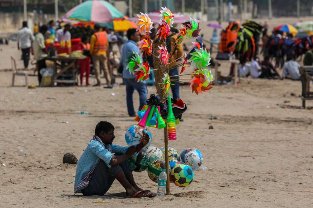 Mumbai (India), 17/04/2023.- A vendor sits in the shadow of paper windmills which he puts on display for sale on a hot afternoon at Juhu beach in Mumbai, India, 17 April 2023. India Meteorological Department (IMD) issued a heat wave warning to several parts of India. EFE/EPA/DIVYAKANT SOLANKI