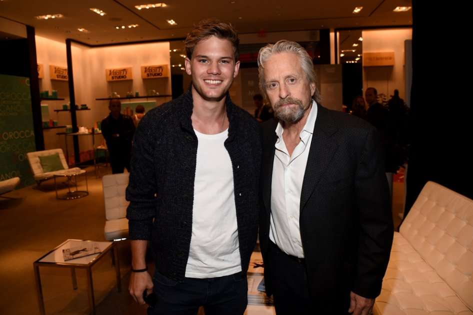 Los actores  Jeremy Irvine y Michael Douglas.