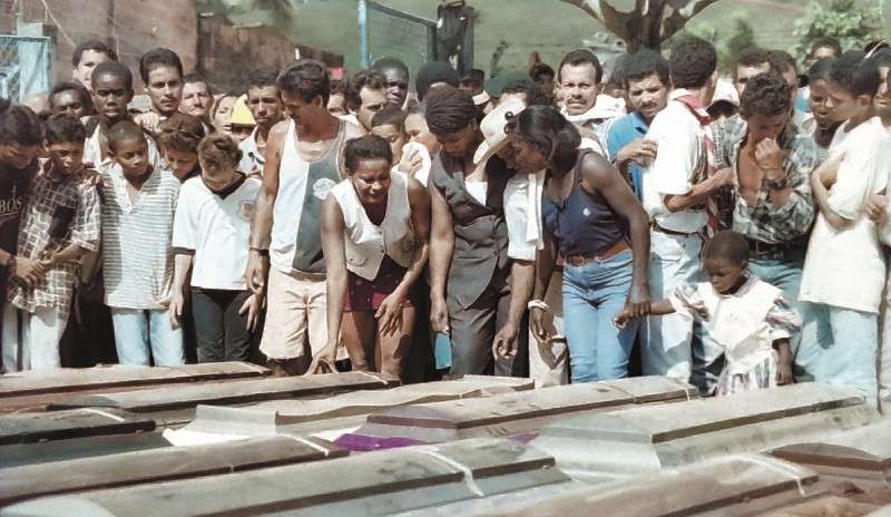 Sepelio colectivo de la masacre de Machuca, donde el Eln asesinó a 84 personas en 1998, tras dinamitar un oleoducto en Segovia, Antioquia. / El Espectador