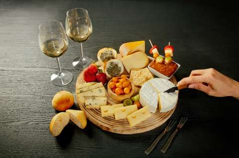 Así puede armar una canasta de picnic con quesos de Europa y sabores colombianos