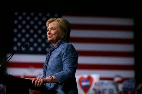 Clinton y Trump ganan en grande y se acercan a nominación presidencial en EE.UU.