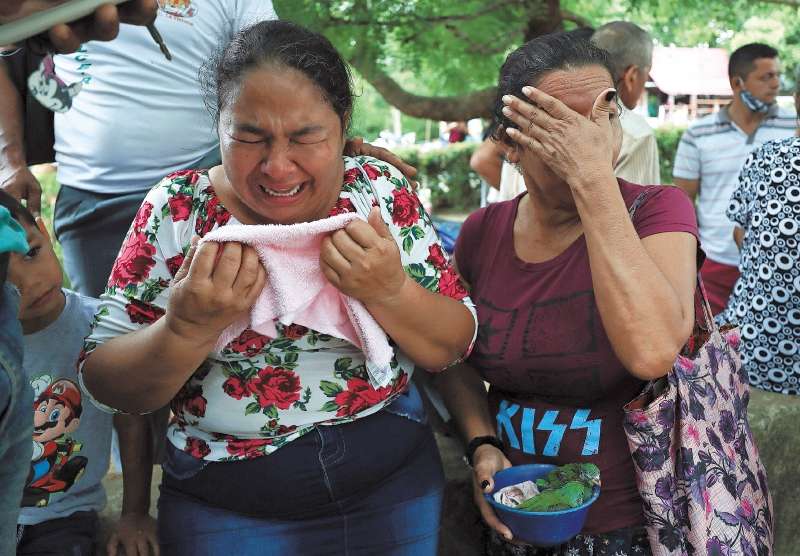 Habitantes de El Ripial, Apure, lloran a una víctima en marzo pasado. Por la presencia de las guerrillas en la zona durante décadas,  las comunidades asumieron sus reglas como norma.  / AP