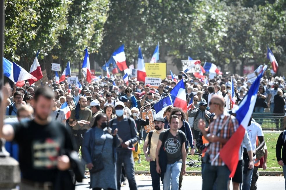 Las marchas llegan a dos días de la entrada en vigor de gran parte de las restricciones y coincidieron con un nuevo mensaje del presidente Emmanuel Macron, animando a la vacunación.