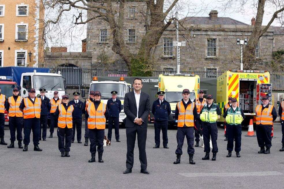 El primer ministro de Irlanda, Leo Varadkar, junto a miembros de la Defensa Civil de Dublín. / EFE