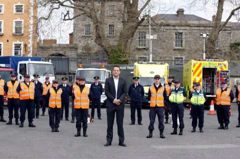 Leo Varadkar, el mandatario irlandés que enfrenta al coronavirus atendiendo pacientes