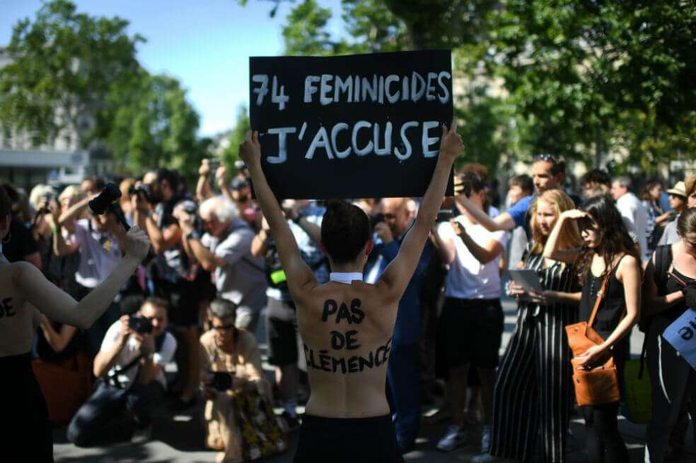 "Yo acuso" y "El feminismo no mata a nadie. El machismo mata todos los días" fueron algunos de los principales mensajes de las pancartas en la concentración del sábado. / AFP