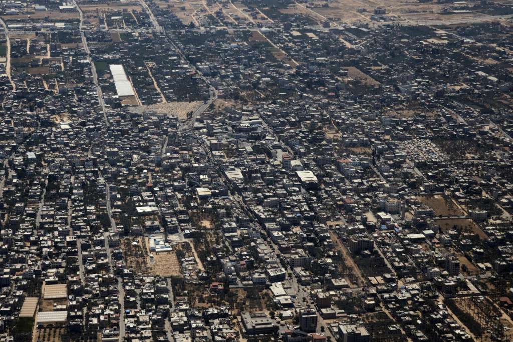 Vista de la zona central de la Franja de Gaza desde un avión de la Fuerza Aérea alemana que realiza un lanzamiento aéreo de ayuda humanitaria.