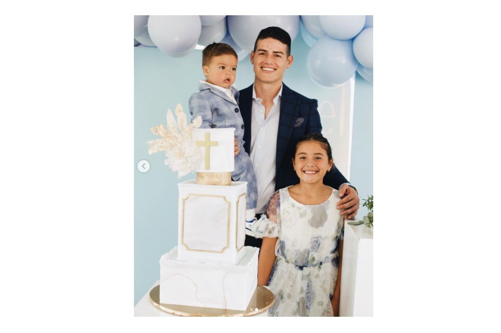 james Rodríguez compartió dos imágenes de la ceremonia de bautismo de su hijo Samuel.