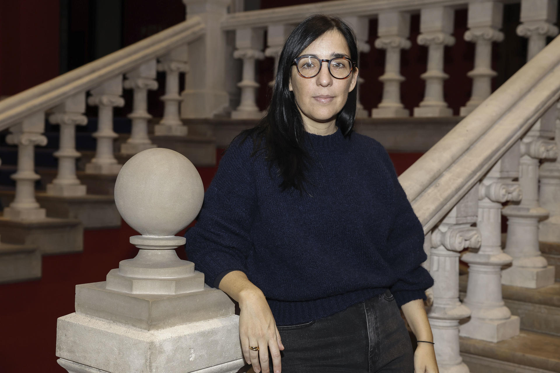 Zaragoza. 28/11/2025.- La cineasta Alauda Ruiz de Azúa posa en el Paraninfo de la Universidad de Zaragoza antes de participar en el ciclo de coloquios de cine 'La buena estrella' para hablar de su película ' Los domingos', hoy viernes en la capital aragonesa. EFE/Javier Cebollada