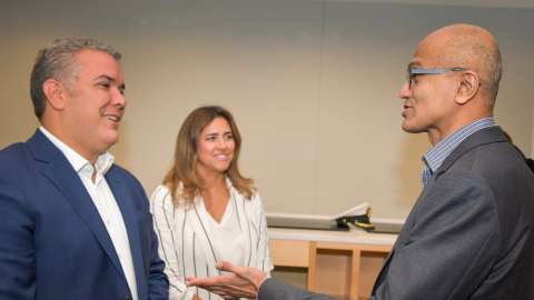 Seguridad digital, coproducción de series y otros temas abordados en la visita de Duque a Microsoft y Amazon
