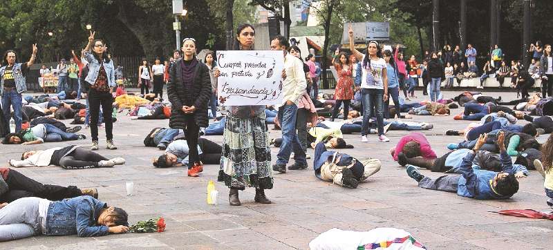Estudiantes de la Universidad Autónoma Metropolitana (UAM) participan en un acto conmemorativo por las víctimas de la represión estudiantil de 1968, el 1° de octubre de 2018, en la plaza de las Tres Culturas de Tlatelolco, céntrico barrio de Ciudad de México.