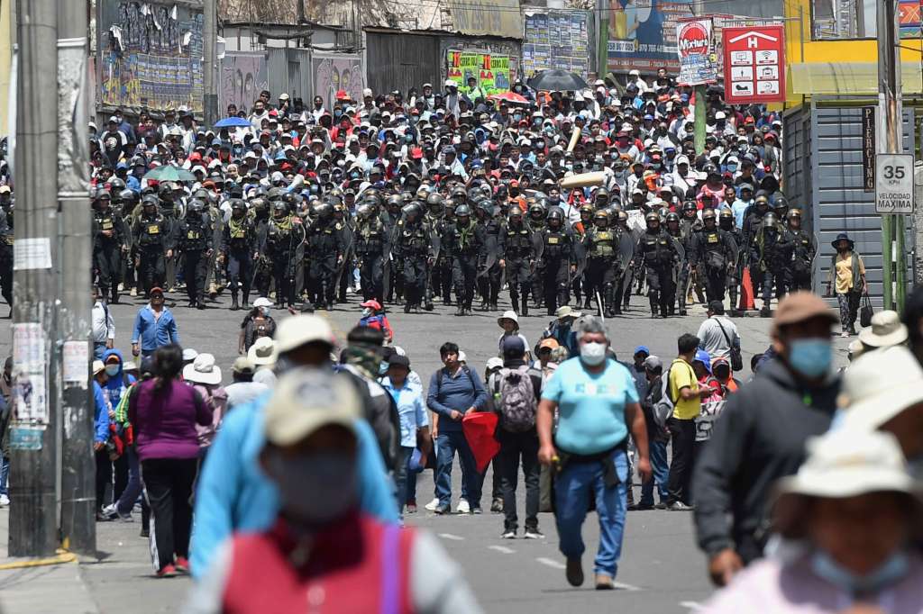AME420. AREQUIPA (PERÚ), 14/12/2022.- Policías vigilan hoy una manifestación en Arequipa (Perú). El Gobierno peruano declaró este miércoles el estado de emergencia en todo el país por 30 días, lo que implica la suspensión de los derechos de reunión, inviolabilidad del domicilio y libertad de tránsito, entre otros, mientras evalúa la posibilidad de declarar un toque de queda. EFE/José Sotomayor