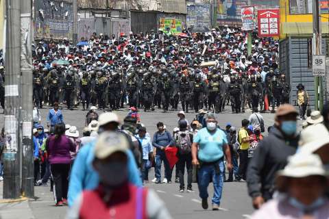 Perú abre canal de atención y localización a los turistas varados por protestas