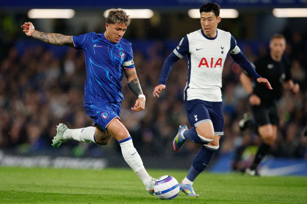 LONDON (United Kingdom), 03/04/2025.- Enzo Fernandez of Chelsea in action during the English Premier League soccer match between Chelsea FC and Tottenham Hotspur, in London, Britain, 03 April 2025. (Reino Unido, Londres) EFE/EPA/DAVID CLIFF EDITORIAL USE ONLY. No use with unauthorized audio, video, data, fixture lists, club/league logos, 'live' services or NFTs. Online in-match use limited to 120 images, no video emulation. No use in betting, games or single club/league/player publications.
