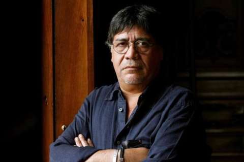 Vecinos de Gijón homenajean a Sepúlveda agitando libros desde sus ventanas