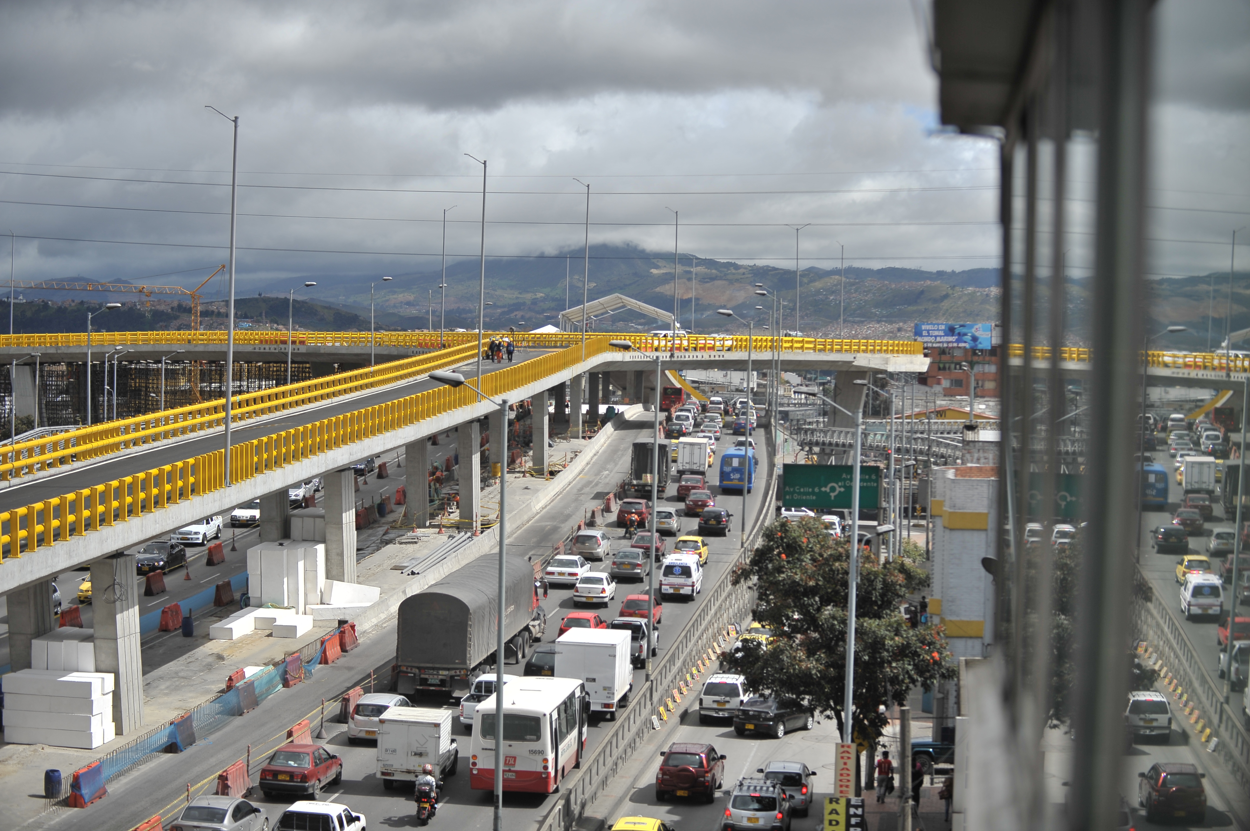 Interconector vial de la calle Sexta con NQS, entregado por el alcalde de Bogotá. Puente de la Carrera 30 con Calle 6.