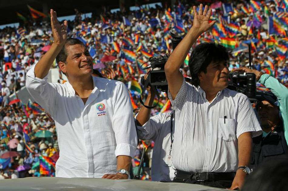 Rafael Correa y Evo Morales durante un evento en el estadio de Ivirgarzama ante miles de indígenas y campesinos