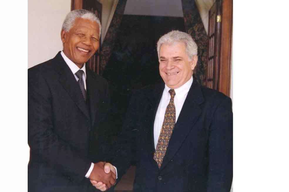 El fallecido Nelson Mandela, junto a Elias Eliades, el primer embajador de Chipre en Pretoria. / Cortesía