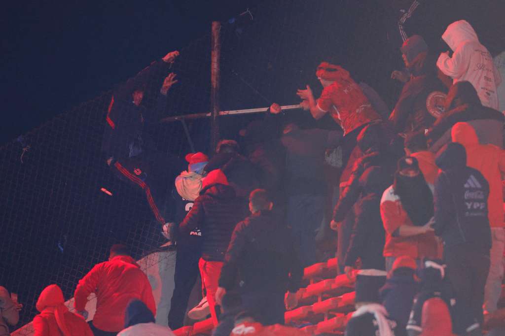 AMDEP1429. AVELLANEDA (ARGENTINA), 20/08/2025.- Hinchas se enfrentan en una tribuna este miércoles, en un partido de los octavos de final de la Copa Sudamericana entre Independiente y Universidad de Chile en el estadio Libertadores de América en Avellaneda (Argentina). EFE/ Juan Ignacio Roncoroni
