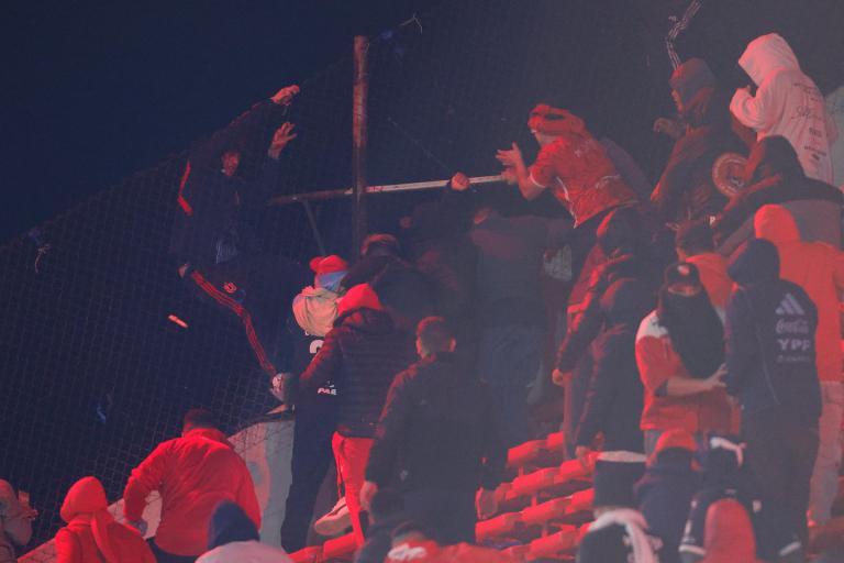 Dieron de alta al hincha de U. de Chile que cayó de la tribuna de Independiente