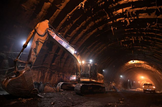 Máquina excavadora dentro de un túnel en construcción.