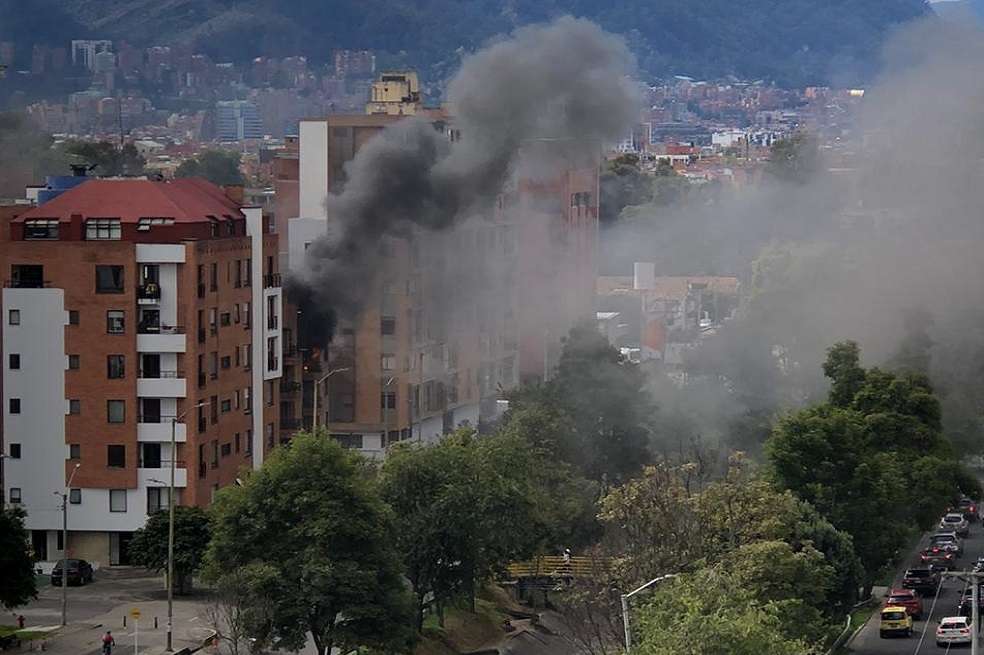Bomberos de tres estaciones atienden la emergencia.