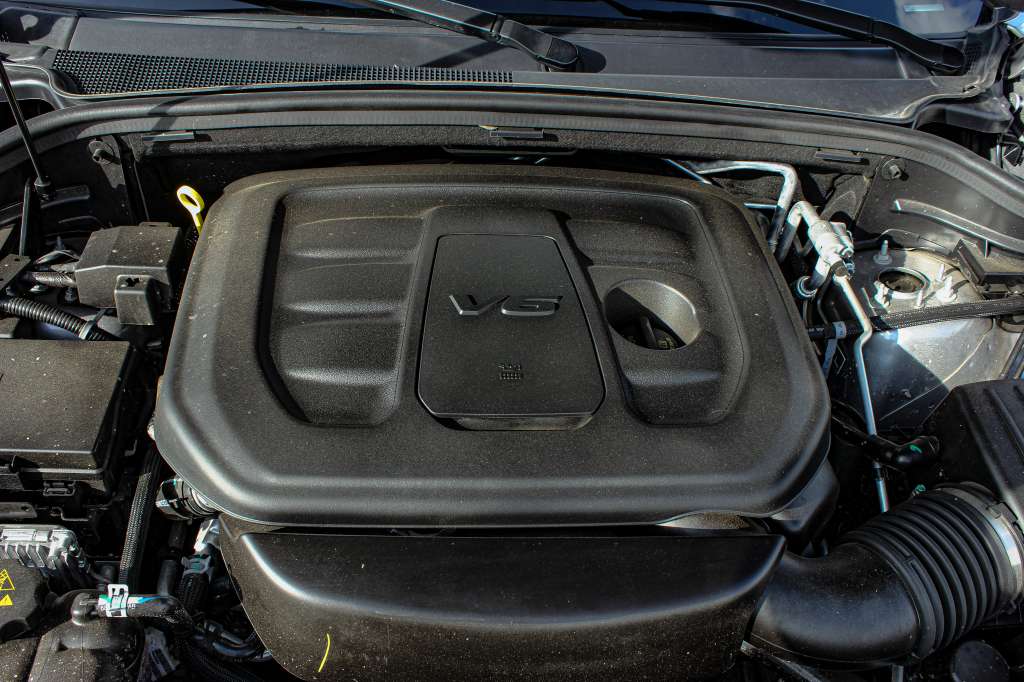 Incluye un motor V6 Pentastar de 3.6 litros, capaz de entregar hasta 295 caballos de poder y 352 Nm de torque.