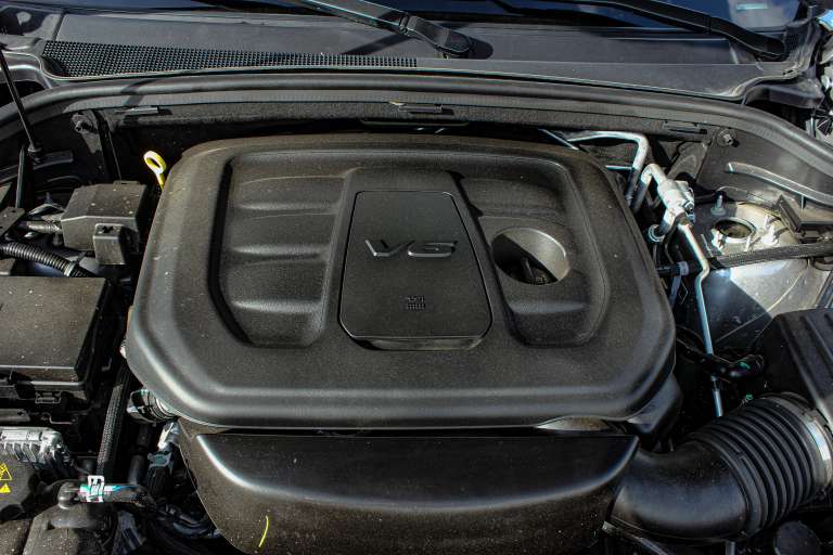 Incluye un motor V6 Pentastar de 3.6 litros, capaz de entregar hasta 295 caballos de poder y 352 Nm de torque.