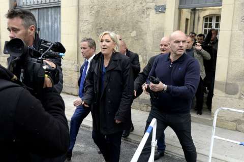 Le Pen abucheada en visita a ciudad símbolo de la realeza francesa
