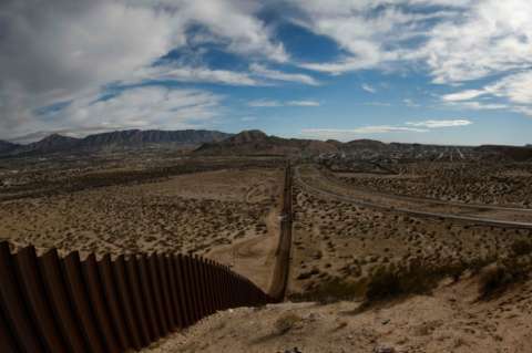 Líderes mexicanos inician cruzada para evitar el muro en la frontera con EE. UU.