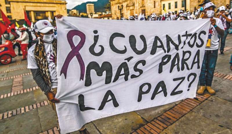 Los gobiernos que juegan a hacer la paz son grandes defensores o perpetuadores del régimen de injusticia social y desigualdad manifiesta, dice William Ospina.