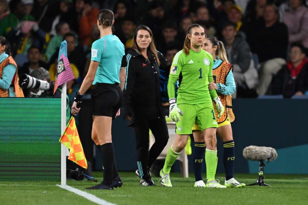 Sydney (Australia), 12/08/2023.- Goalkeeper Catalina Perez of Colombia exits the field during the FIFA Women's World Cup 2023 Quarter Final soccer match between England and Colombia at Stadium Australia in Sydney, Australia, 12 August 2023. (Mundial de Fútbol) EFE/EPA/DEAN LEWINS AUSTRALIA AND NEW ZEALAND OUT