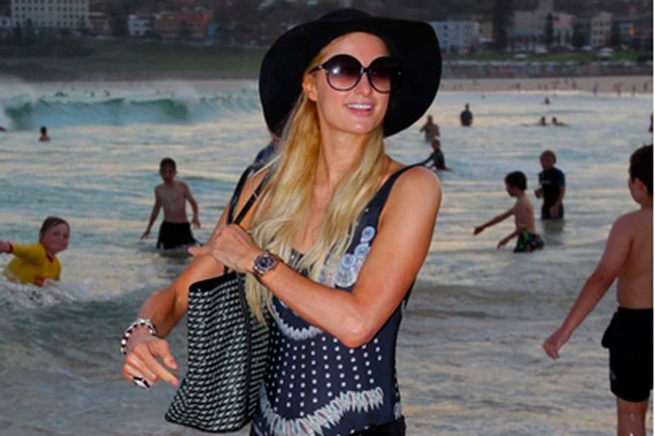 Paris Hilton en las playas de Malibú. / Bang Showbiz.