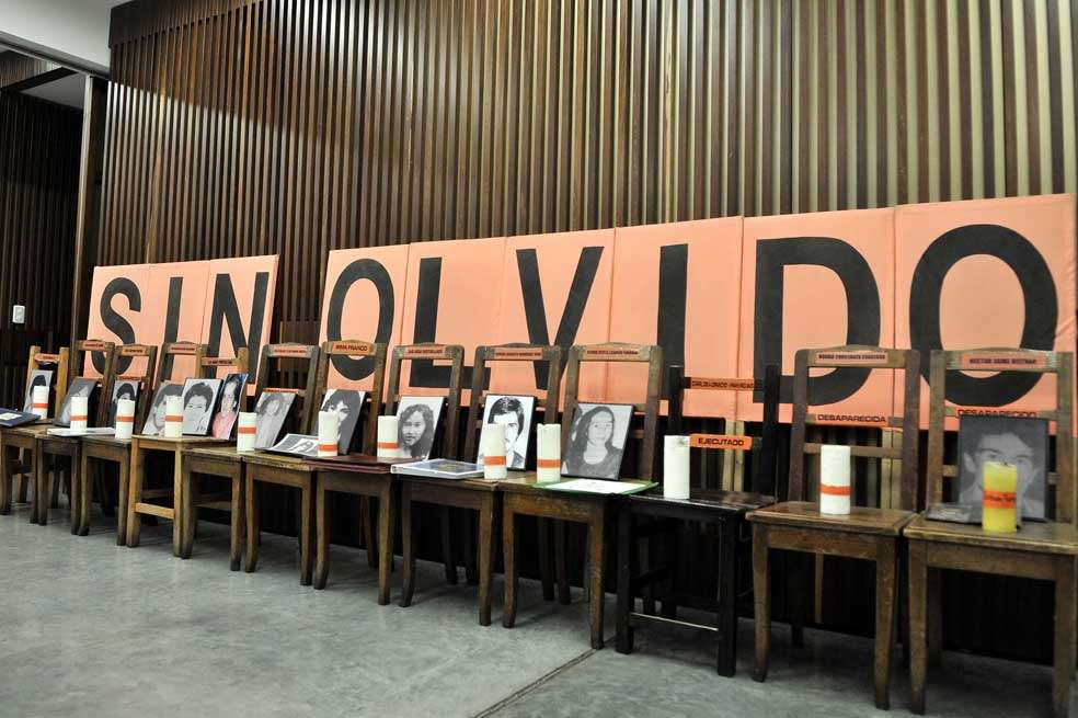 Así recordaron los familiares a los 12 desaparecidos del Palacio de Justicia este martes. / Liz Durán