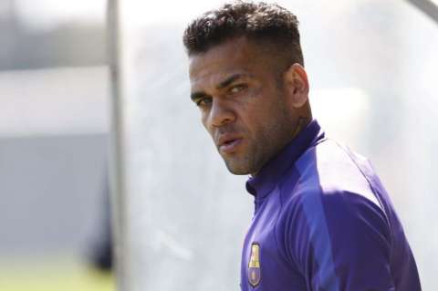 Dani Alves sufre un esguince en el tobillo derecho