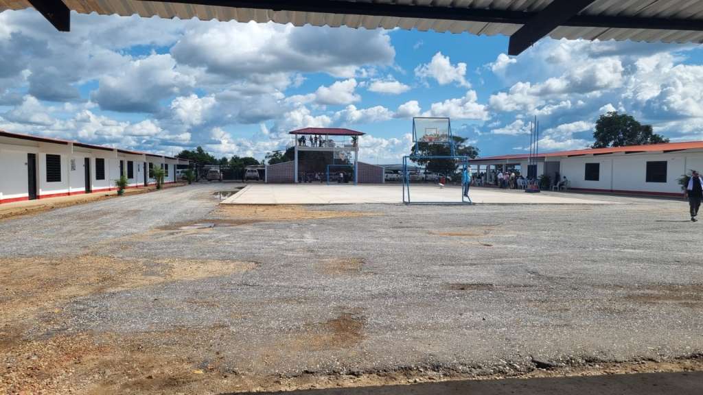 El colegio o Instituto agroecológico Sabanas del Yarí, cuenta con una granja de 330 hectáreas cultivables habilitadas.