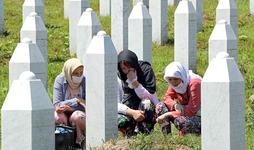 Musulmanes de Bosnia lloran a sus muertos 25 años después de masacre de Srebrenica