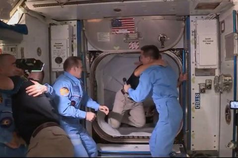Astronautas de la Crew Dragon salen a una nueva caminata espacial