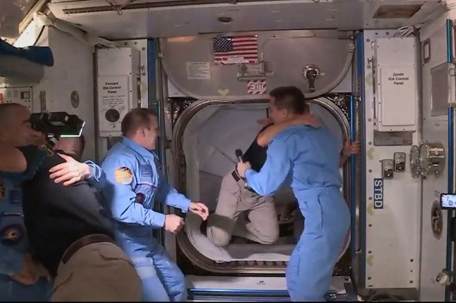 Astronautas de la Crew Dragon salen a una nueva caminata espacial