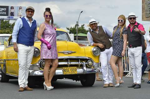 Los caleños evocaron ‘las buenas épocas’ en el desfile de Autos Clásicos y Antiguos