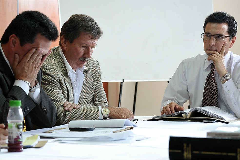 César Alvarado y Óscar Salazar, de Aseo Districapital, y Ricardo Agudelo, gerente de Aguas de Bogotá, durante una audiencia administrativa para definir si se multa por incumplimiento a los empresarios. / Óscar Pérez - El Espectador
