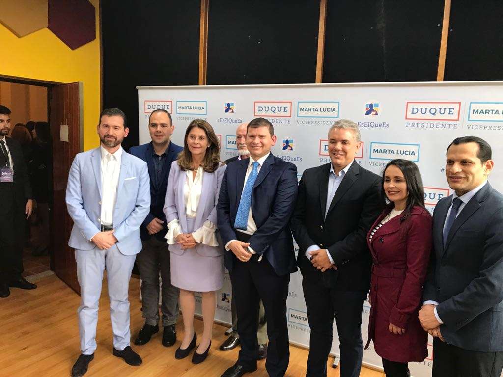 Iván Duque, candidato del Centro Democrático, y su fórmula vicepresidencial, Marta Lucía Ramírez, con los dirigentes de Colombia Justa-Libres. / Archivo particular