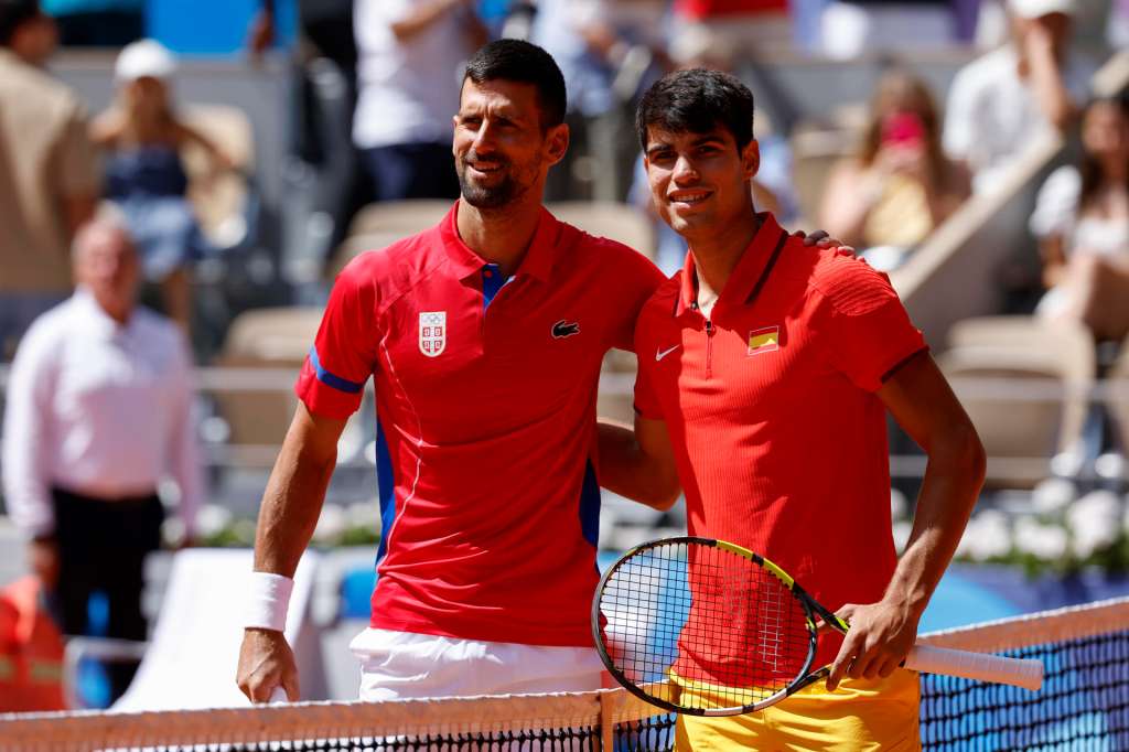 EVE126. BOGOTÁ (COLOMBIA), 04/09/2025.- Fotografía de archivo fechada el 04 de agosto de 2025 que muestra al tenista serbio Novak Djokovic (i) y al español Carlos Alcaraz posando en la final individual masculina de tenis de los Juegos Olímpicos de París 2024. Alcaraz sabe lo que es derrotar a Djokovic en dos finales de Wimbledon, pero la herida del oro olímpico que el serbio le arrebató en París sigue abierta. Este viernes, en las semifinales del Abierto de Estados Unidos, el murciano tendrá la ocasión para cobrarse su revancha. EFE/Juanjo Martín ARCHIVO