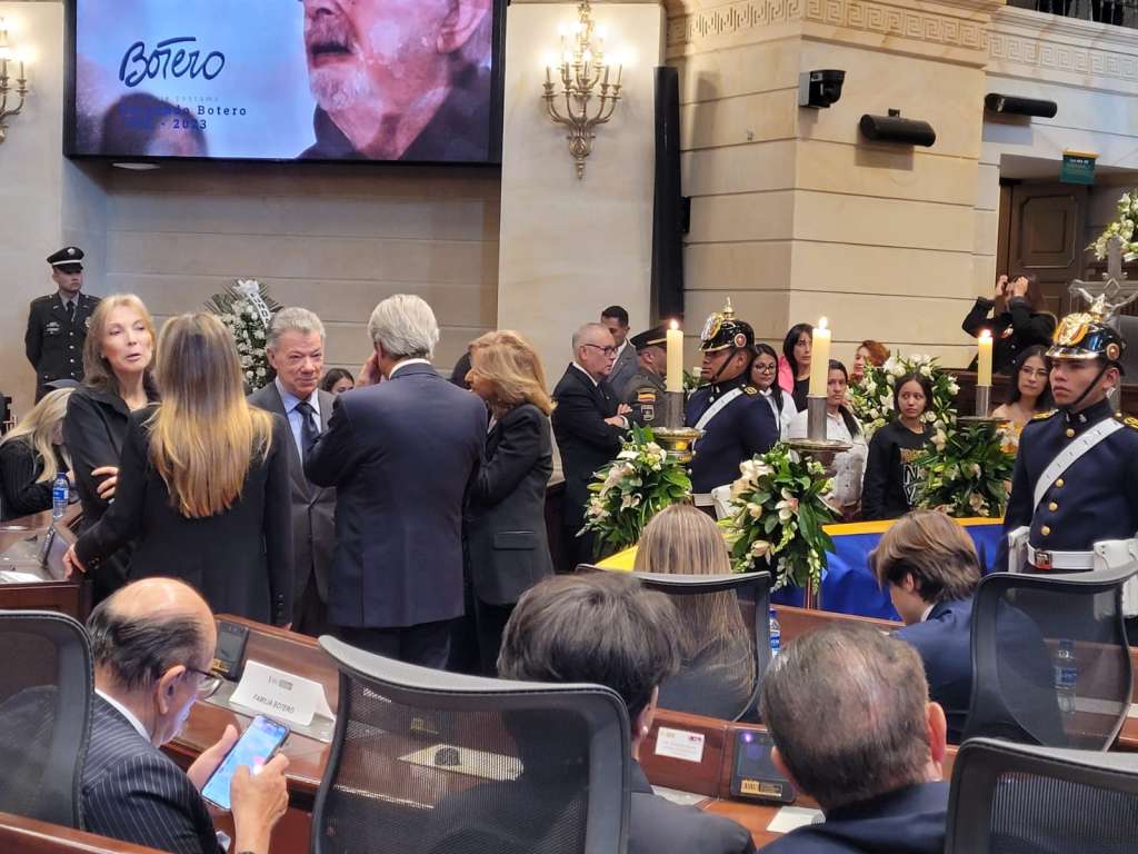El expresidente Juan Manuel Santos, en compañía de su esposa, María Clemencia de Santos, fueron a ver al maestro Fernando Botero en cámara ardiente.
