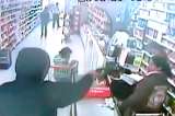 Con armas y tapabocas, dos delincuentes roban supermercado en Bogotá
