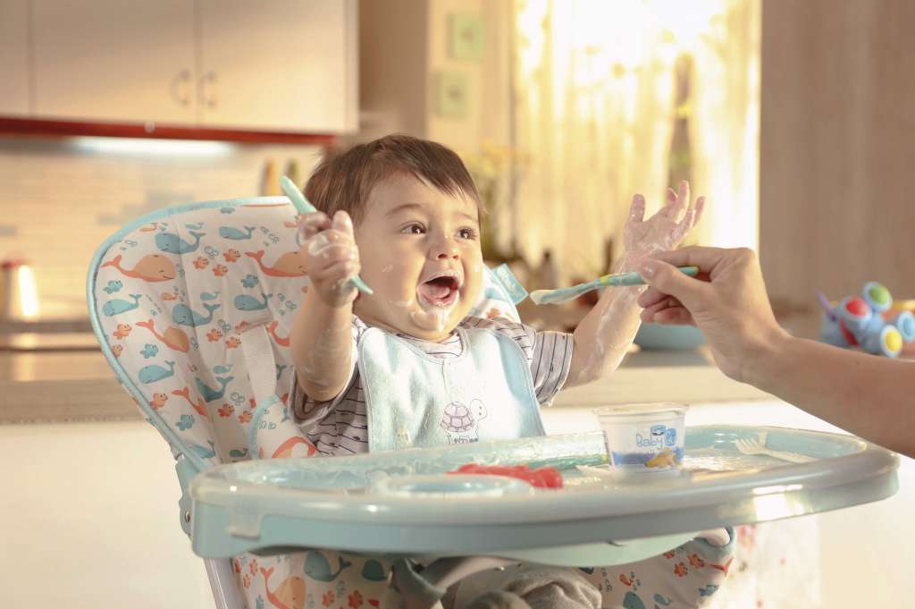 Bebé en casa alimentación para el bebé. Alpina Baby Gü