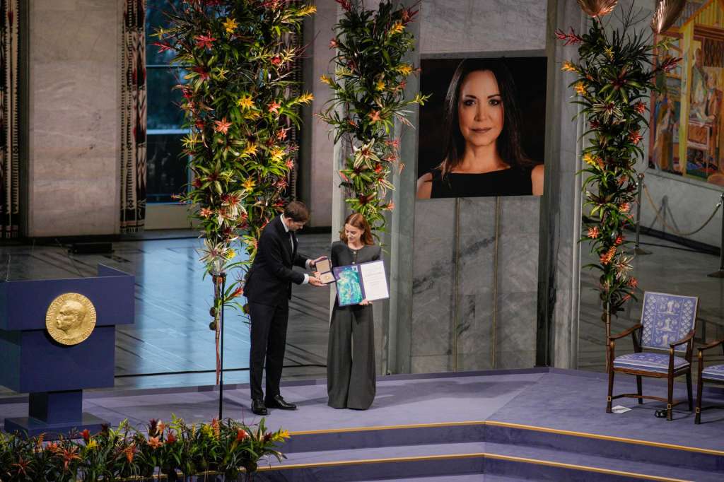 Oslo (Norway), 10/12/2025.- Daughter of the Nobel Peace Prize laureate, Ana Corina Sosa, accepts the award on behalf of her mother Maria Corina Machado from the Nobel Committee Chairman Jorgen Watne Frydnes during the Nobel Peace Prize award ceremony at Oslo City Hall in Oslo, Norway, 10 December 2025. Venezuelan opposition leader Maria Corina Machado was awarded the Nobel Peace Prize 2025 for her tireless work to secure democratic rights for the people of Venezuela, and for her fight for a just and peaceful transition from dictatorship to popular rule. Due to the circumstances in her home country of Venezuela, the Nobel Peace Prize laureate was unable to attend the award ceremony in Norway. (Noruega) EFE/EPA/STIAN LYSBERG SOLUM NORWAY OUT