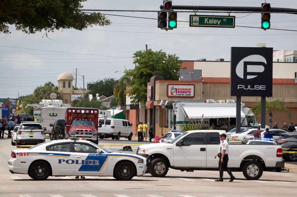 Policías vigilan los alrededores de Pulse, el bar gay donde un hombre armado que habría declarado su lealtad al Estado Islámico mató a 50 personas. / Efe
